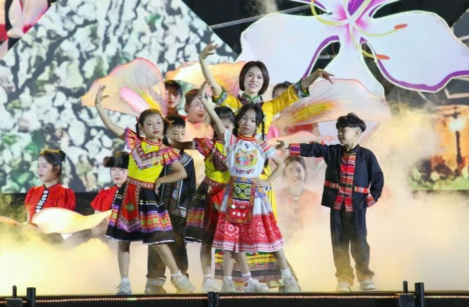 Một tiết mục văn nghệ tại đêm khai mạc.