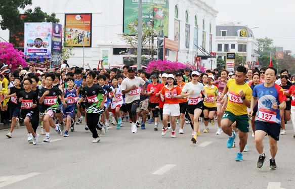 Các vận động viên tham gia tranh tài ở môn việt dã.