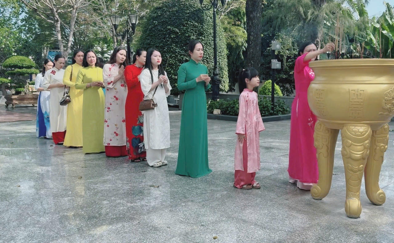 Cán bộ, nhân viên&nbsp;các hội phụ nữ cơ sở thuộc Bộ Tư lệnh Vùng Cảnh sát biển 3&nbsp;dâng hương tại Đền thờ, Nhà lưu niệm liệt sĩ, Anh hùng Lực lượng vũ trang nhân dân Võ Thị Sáu.