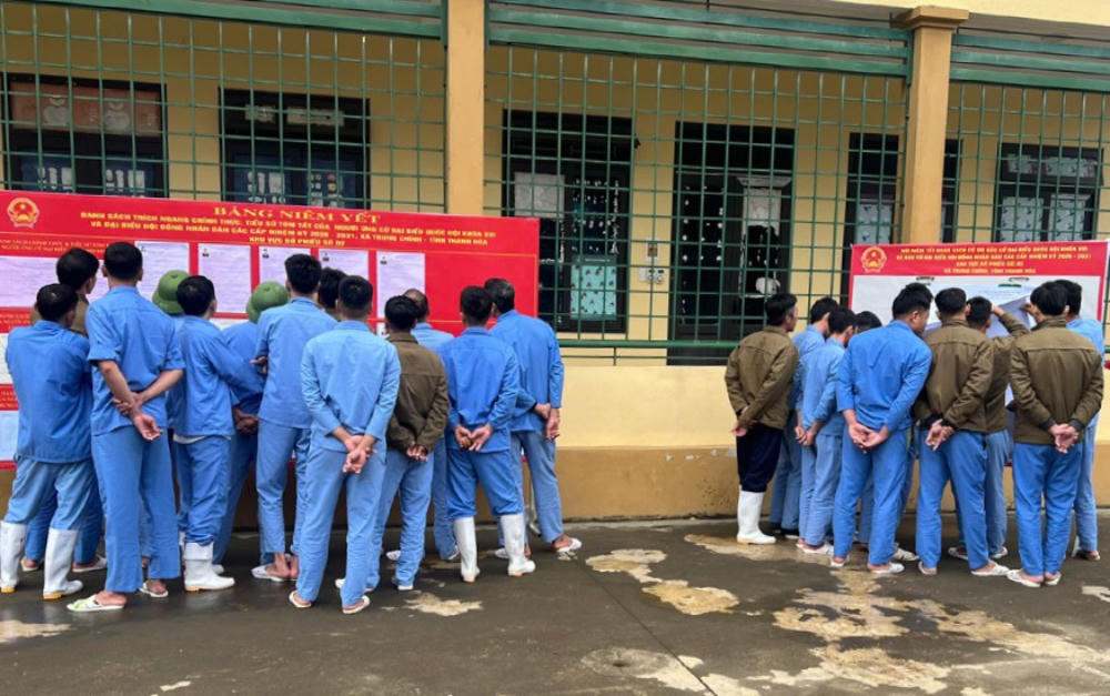 Danh sách các cử tri và ứng viên được niêm yết công khai để học viên tìm hiểu.