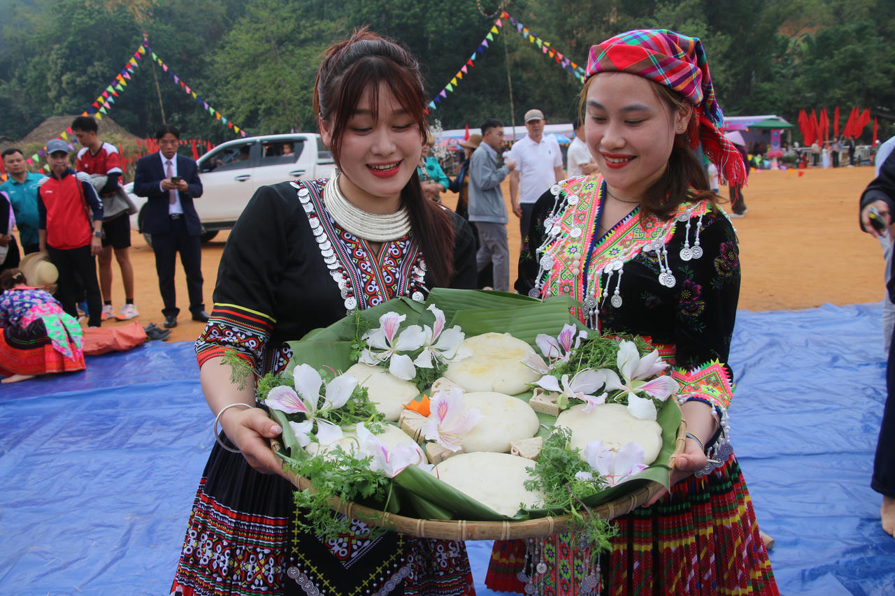 Những thiếu nữ dân tộc Mông trong trang phục truyền thống tham gia hội thi tại phần thi giã bánh dày.