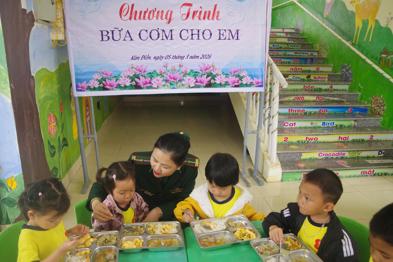 Hội Phụ nữ BĐBP Quảng Trị mang 'Bữa cơm cho em' đến học sinh vùng biên