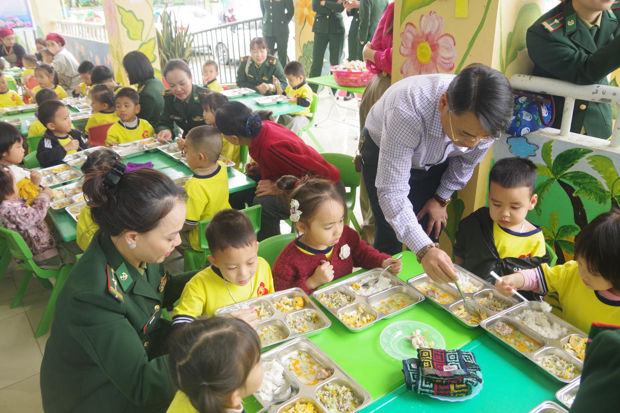 Hội Phụ nữ BĐBP Quảng Trị mang 'Bữa cơm cho em' đến học sinh vùng biên