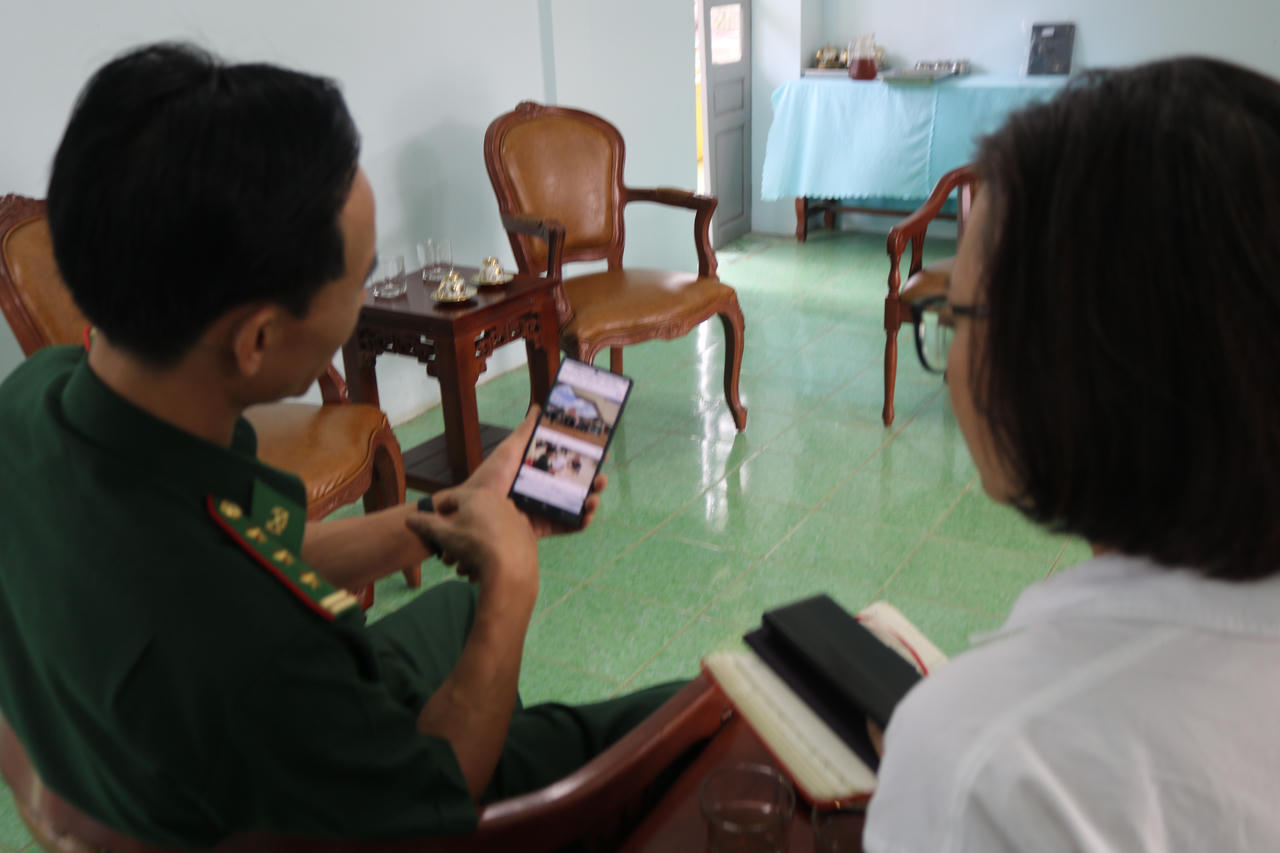 Thượng tá Phạm Văn Xá - Phó Đồn trưởng Đồn Biên phòng Cửa khẩu Quốc tế Xa Mát (Tây Ninh) giới thiệu về fanpage dần trở thành kênh thông tin quan trọng đối với người dân cho phóng viên Báo Pháp luật Việt Nam.