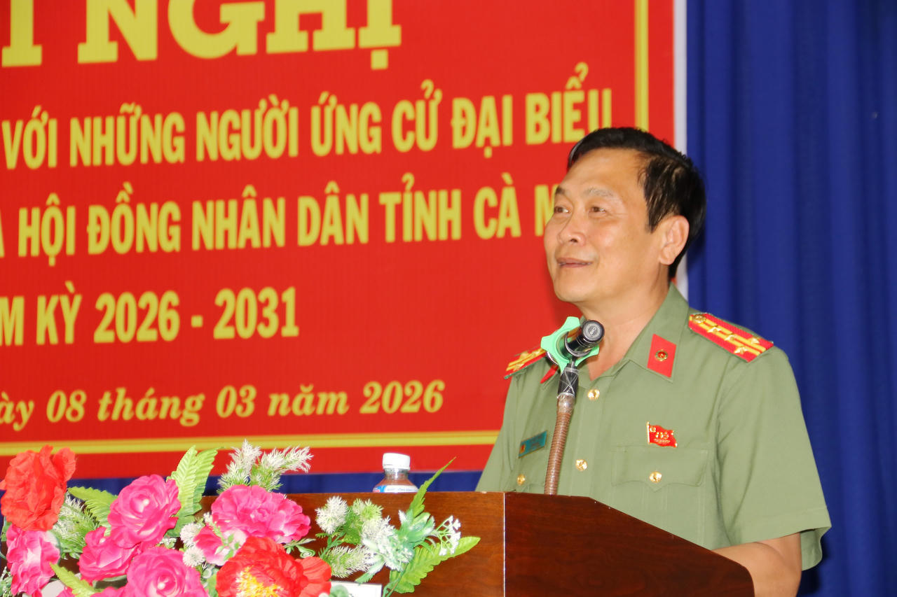 Thay mặt các ứng cử viên ĐBQH khóa XVI, Đại tá Hồ Việt Triều nghiêm túc tiếp thu, ghi nhận đầy đủ các ý kiến, kiến nghị của cử tri.