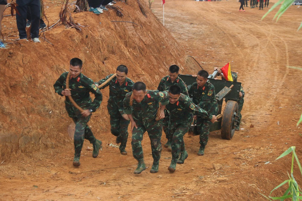 Hoạt động thi kéo pháo tại Lễ hội Hoa Ban Điện Biên tái hiện tinh thần đoàn kết, ý chí kiên cường và sức mạnh tập thể của bộ đội, dân công trong Chiến dịch Điện Biên Phủ lịch sử. Đây là nét văn hóa đặc sắc tri ân tiền nhân, giáo dục truyền thống yêu nước cho thế hệ trẻ và quảng bá hình ảnh du lịch Điện Biên.