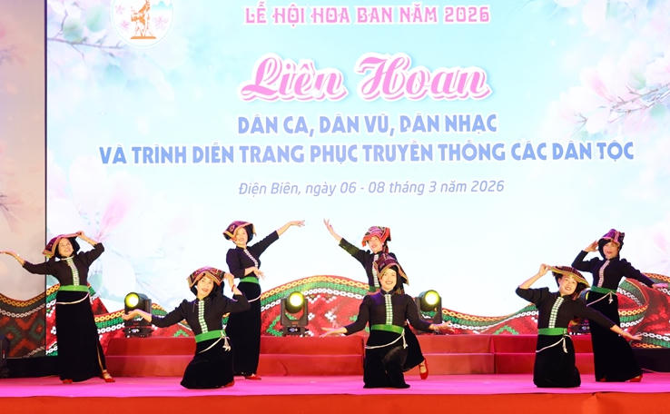 Liên hoan Dân ca, dân vũ, dân nhạc và trình diễn trang phục các dân tộc trong khuôn khổ Lễ hội Hoa Ban năm 2026 thu hút sự tham gia của nghệ nhân, diễn viên. Các tiết mục được chuẩn bị chu đáo, dàn dựng công phu, thể hiện đậm nét bản sắc văn hóa truyền thống, góp phần đáp ứng nhu cầu hưởng thụ văn hóa, nghệ thuật của nhân dân, đồng thời bảo tồn và phát huy giá trị văn hóa các dân tộc Điện Biên.
