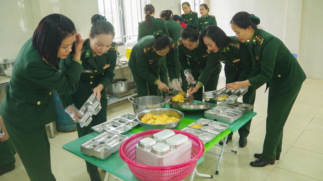 Các hội viên hội phụ nữ BĐBP tỉnh chuẩn bị các suất ăn cho các em nhỏ vùng biên.