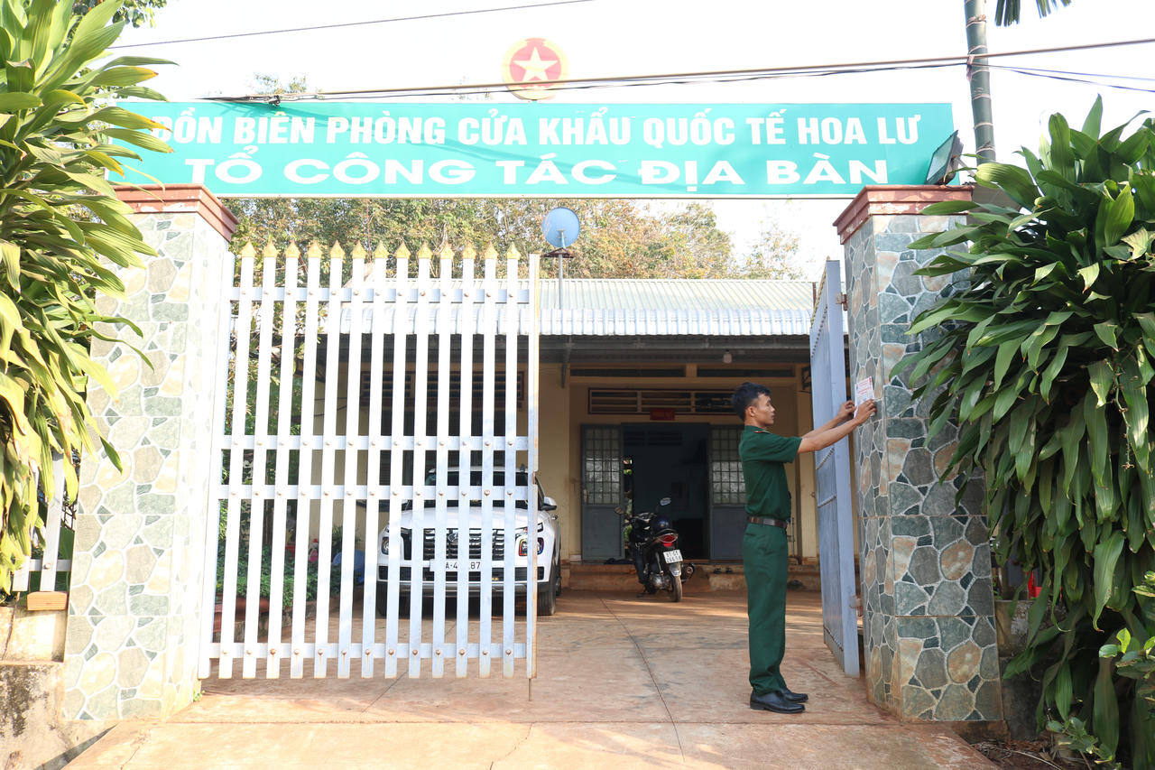 Tổ công tác địa bàn là một trong những nơi người dân có thể đến để quét mã QR và nắm các quy định pháp luật.