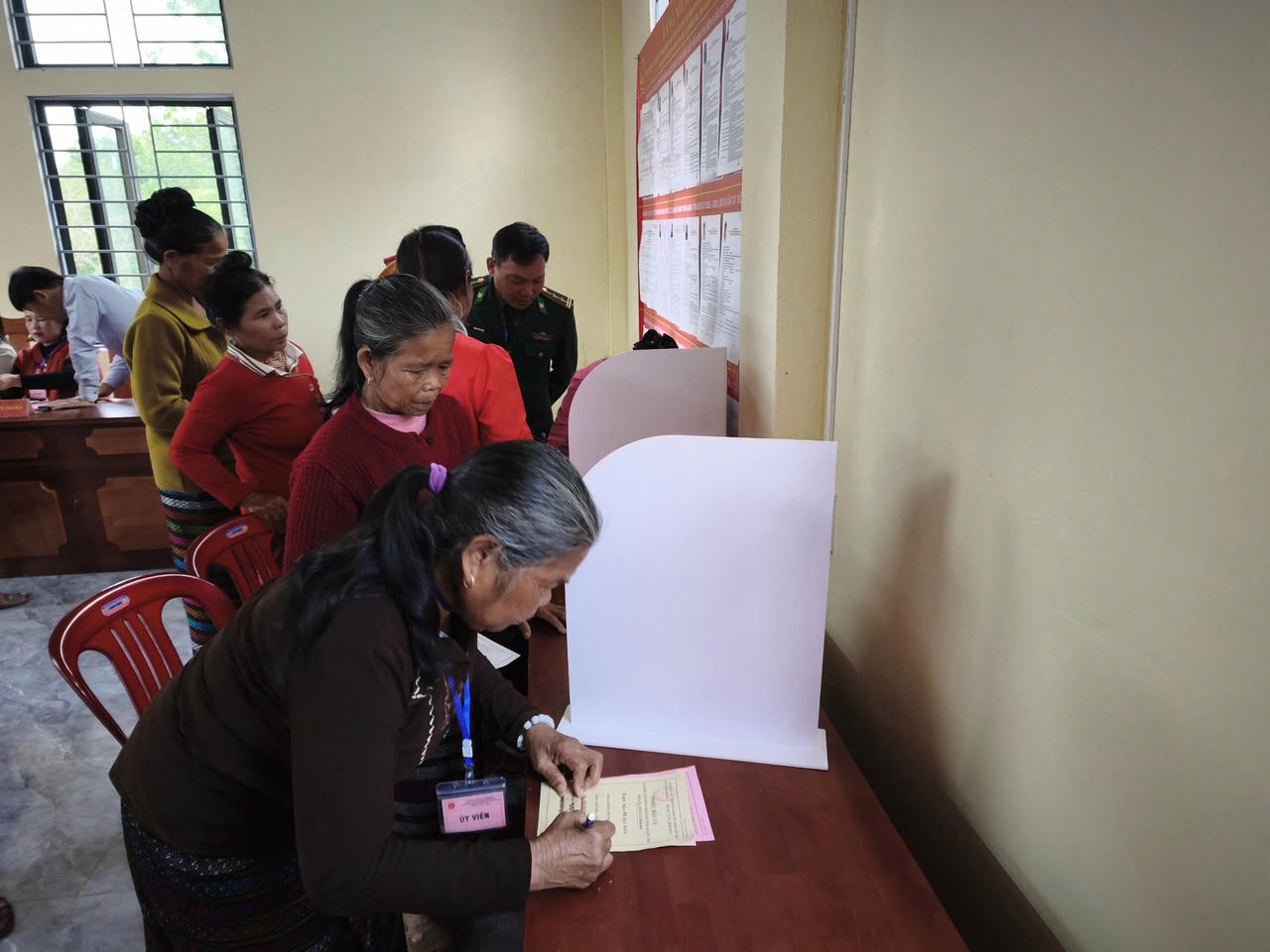 Cử tri xã Trường Sơn (Quảng Trị) thực hiện quyền công dân tại điểm bầu cử sớm.