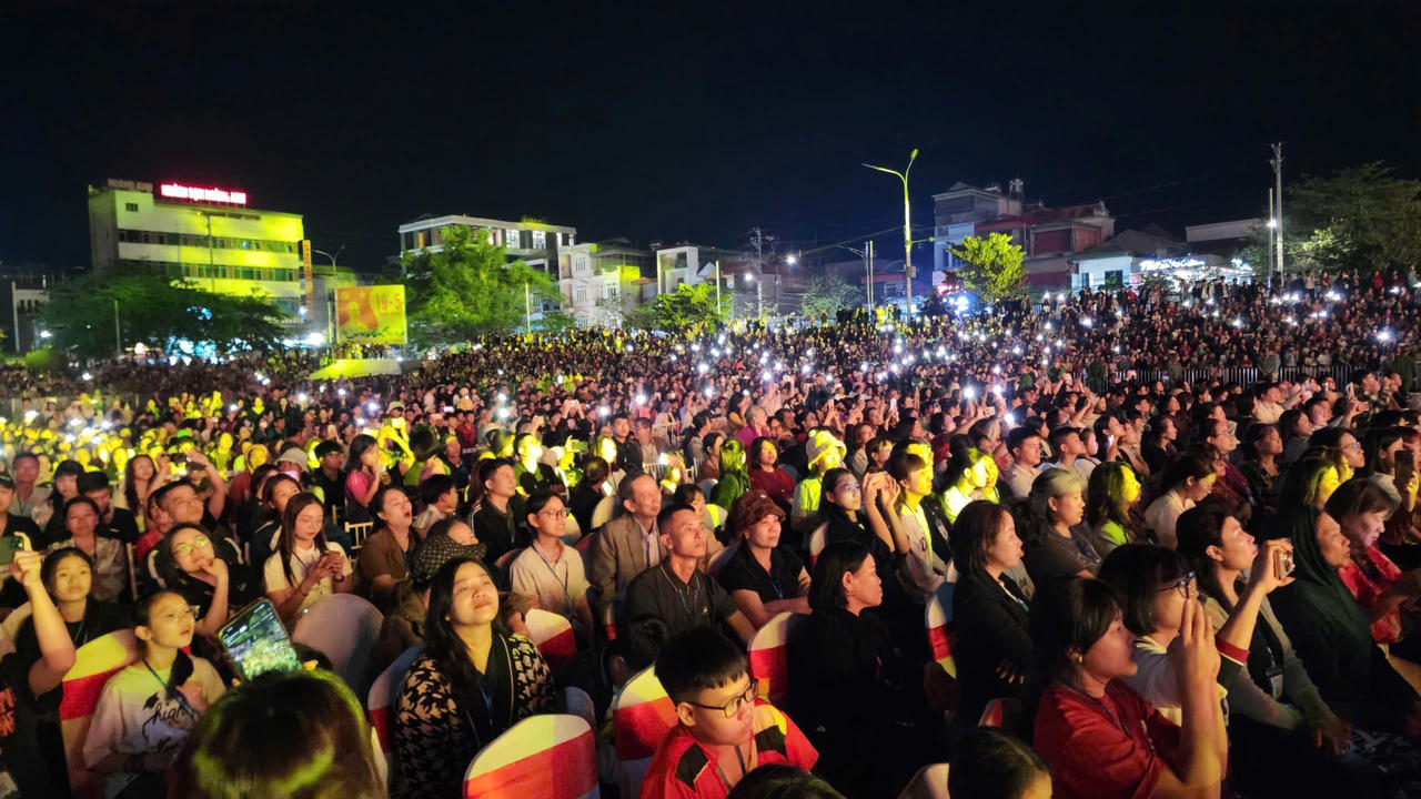 Đông đảo nhân dân và du khách đến dự lễ khai mạc.