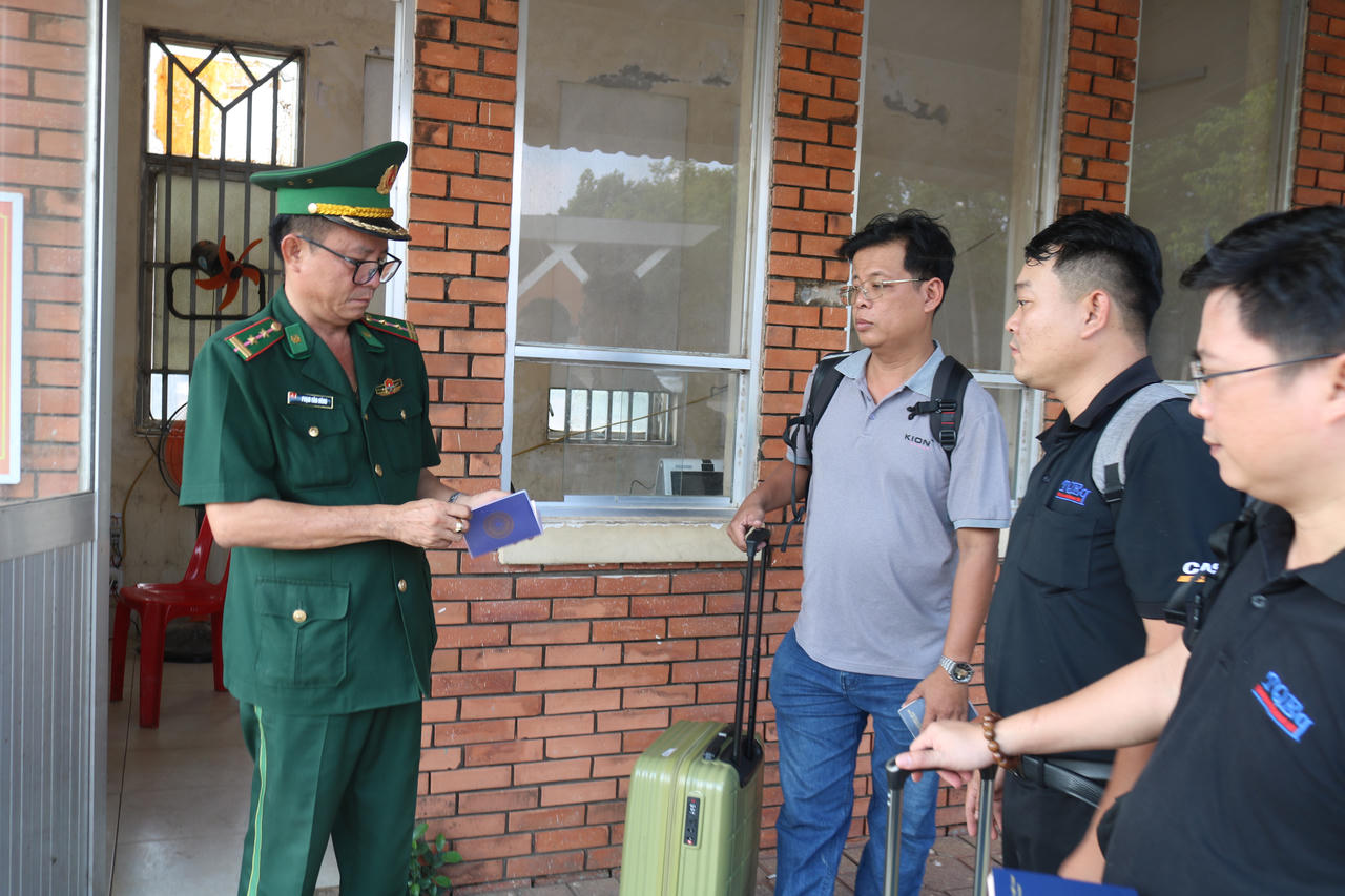 Người dân làm thủ tục xuất cảnh tại Cửa khẩu Quốc tế Xa Mát (Tây Ninh).