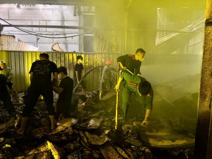 Dập đám cháy trong khu nhà xưởng rộng5.000m2 ở Hà Nội