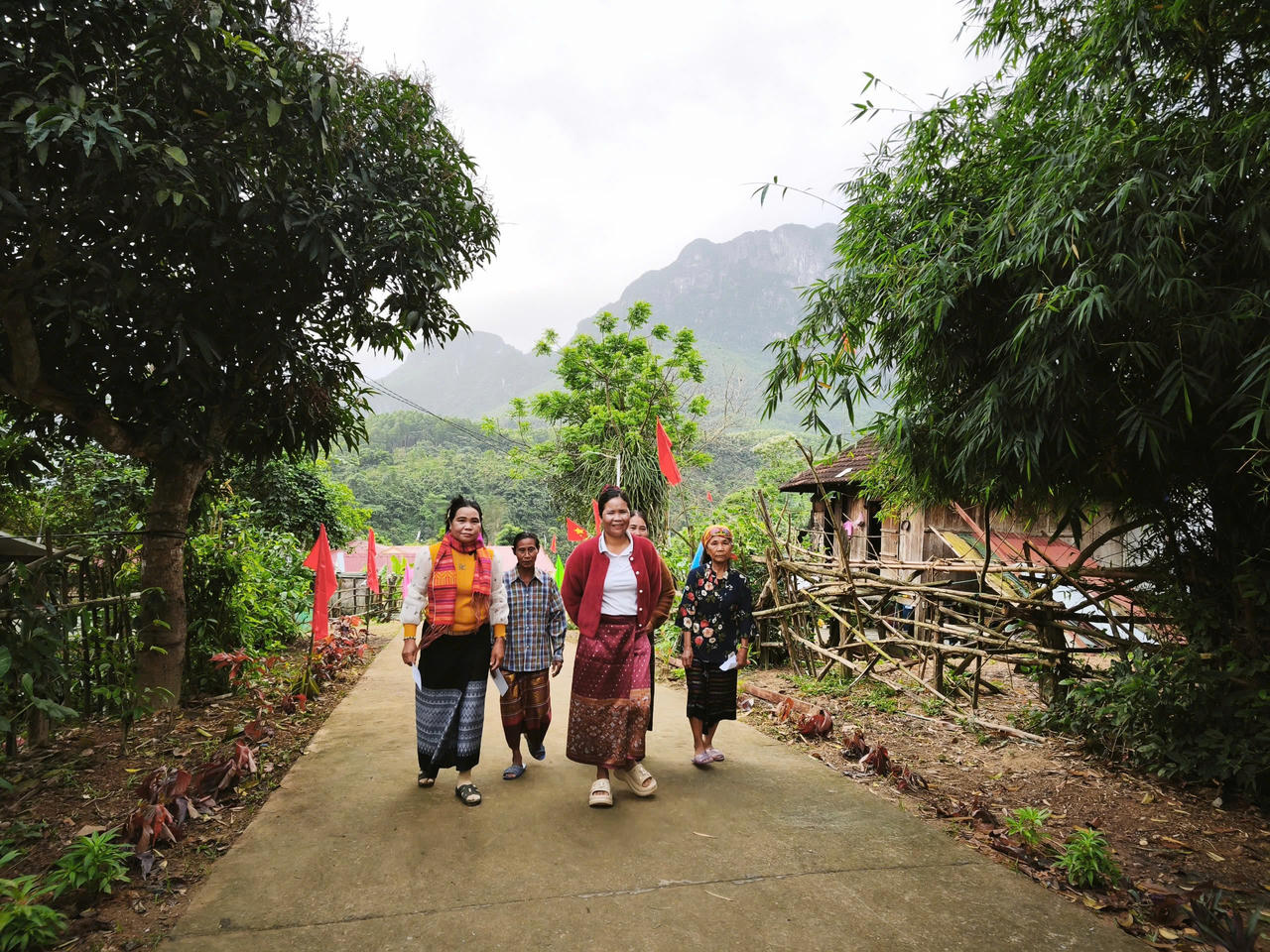 Cử tri đồng bào Bru-Vân Kiều ở bản Hôi Rấy, xã Trường Sơn đến điểm bỏ phiếu sớm.