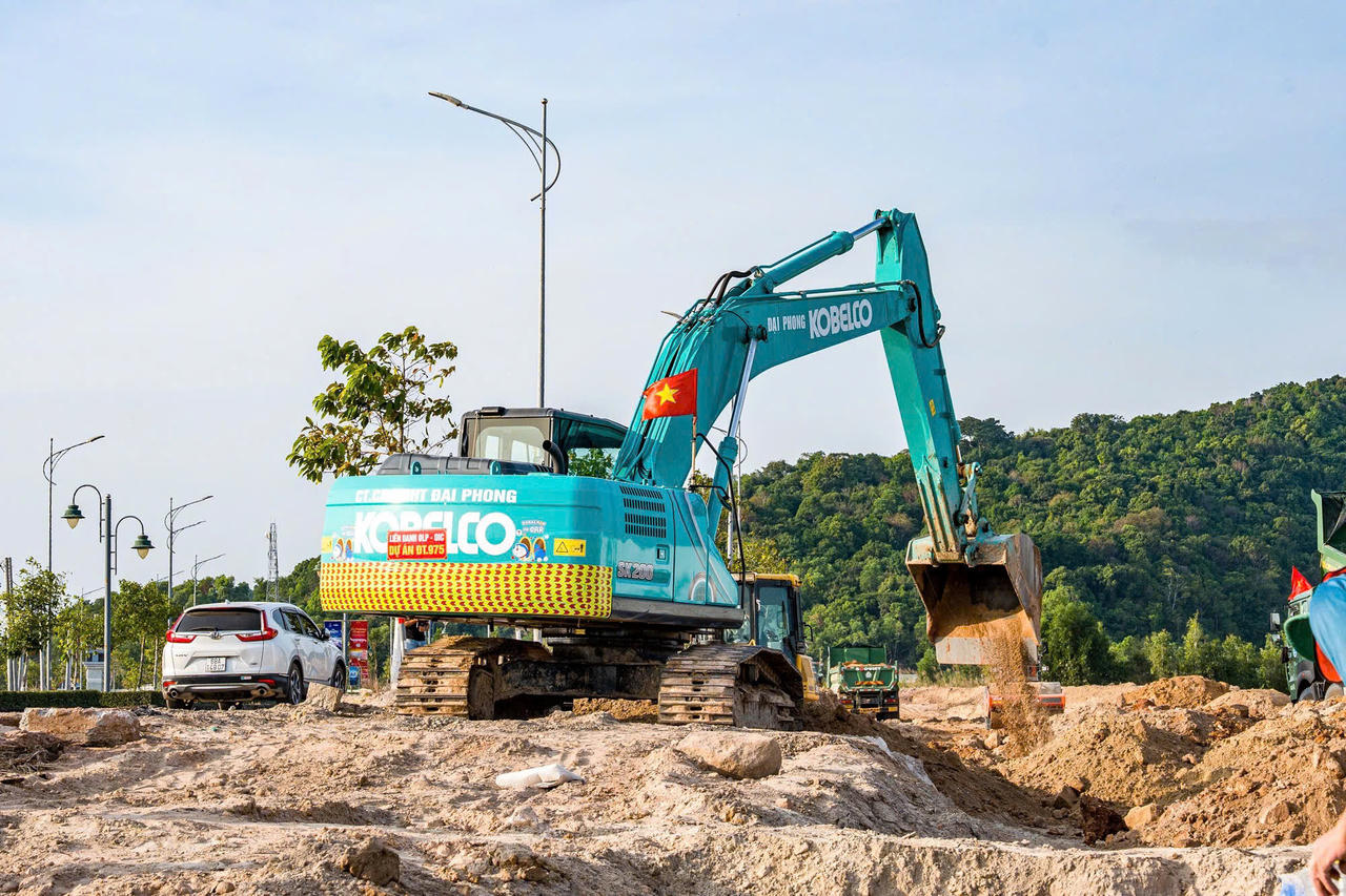 Ông Lê Vũ Minh Quang, Chỉ huy trưởng nhà thầu ACC cho biết: “Nếu không có dầu thì máy móc đứng im..."