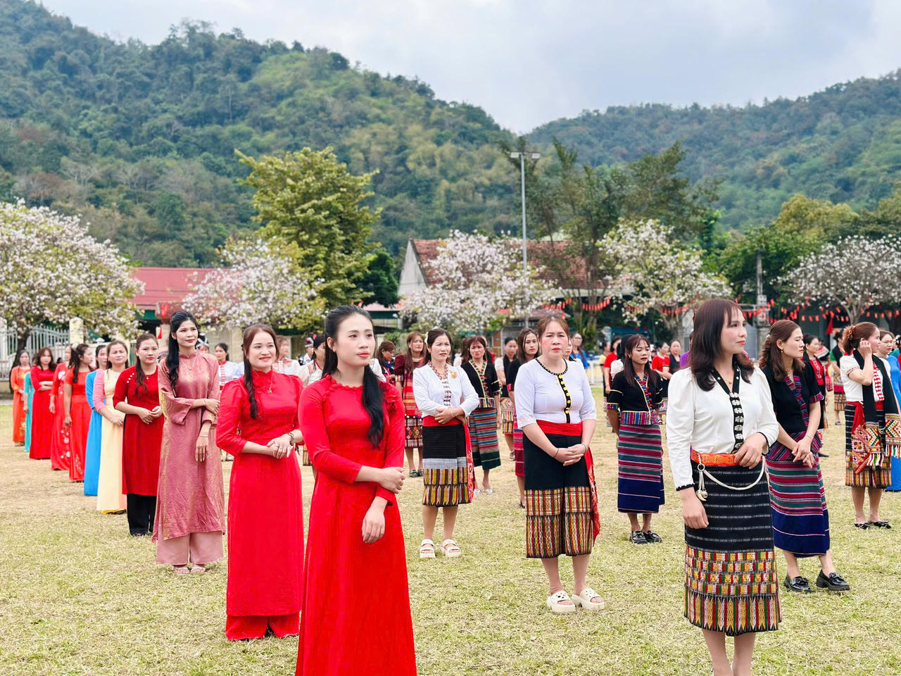 Niềm vui đầu xuân của những em nhỏ mồ côi nơi rẻo cao Tương Dương (Nghệ An)