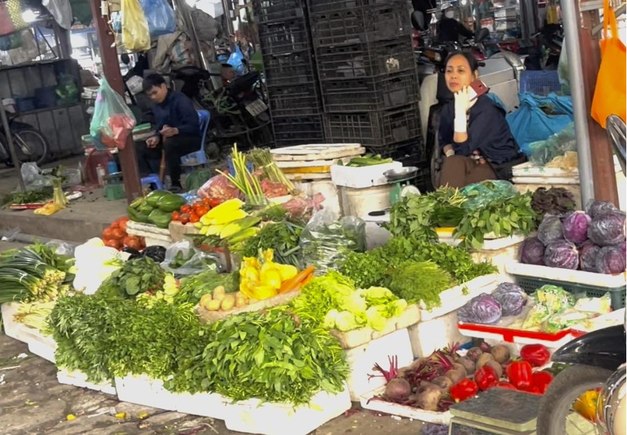 Một sạp rau tại chợ Phùng Khoang. (Ảnh: Phương Anh)