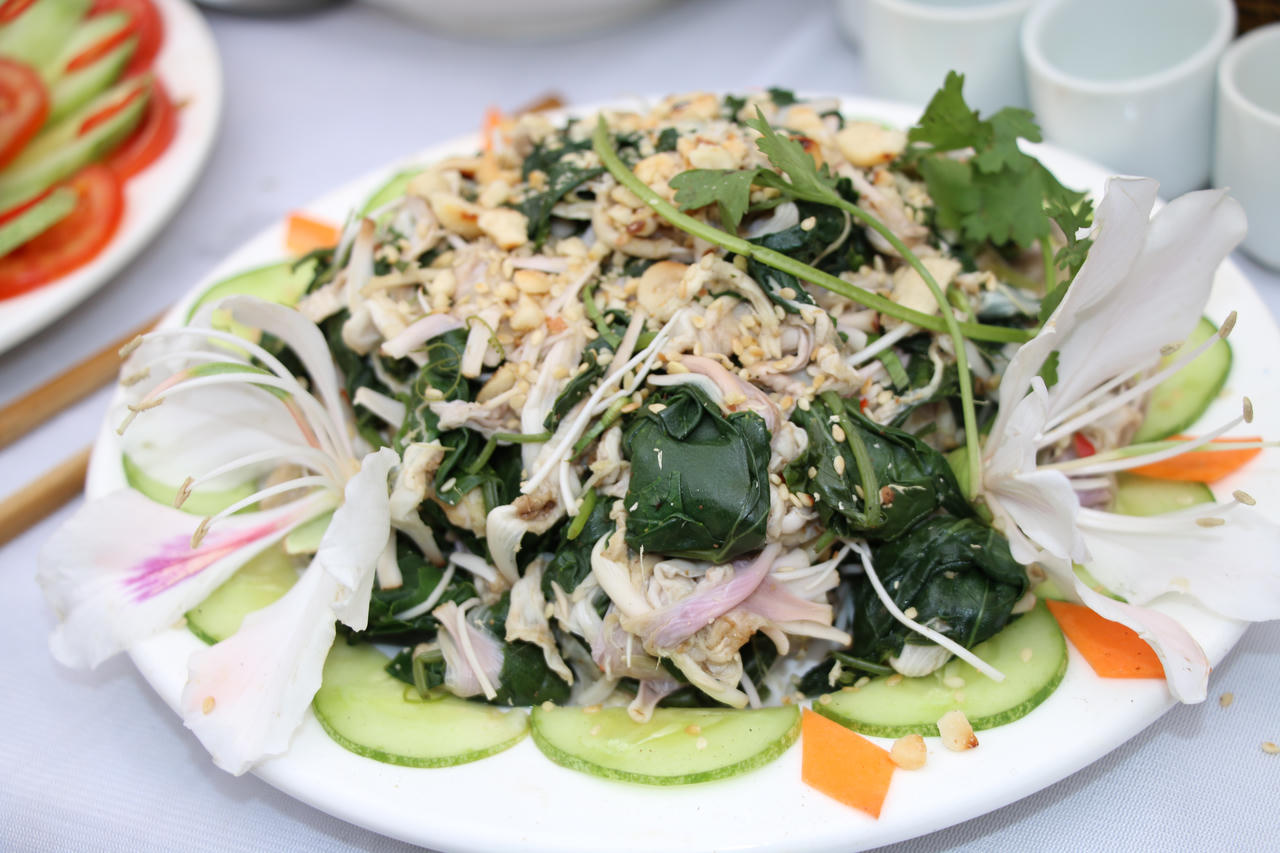 Trong văn hóa ẩm thực của cộng đồng các dân tộc Tây Bắc, vào mùa hoa ban nở họ thường lên rừng lấy hoa về để chế biến các món ăn ngon, độc đáo, khiến bao thực khách phương xa tấm tắc khen ngon khi thưởng thức.