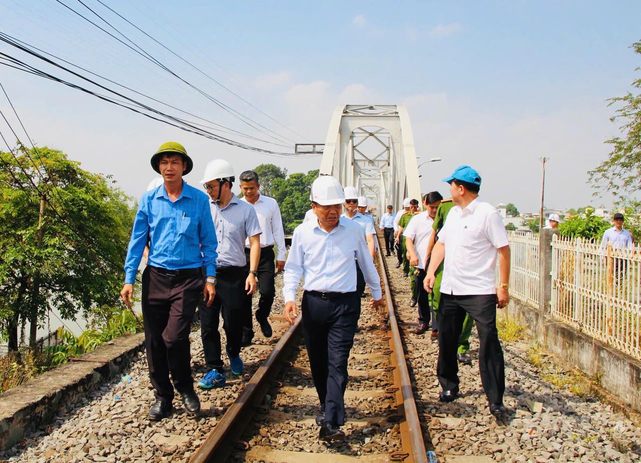 Theo Bộ X&acirc;y dựng, thiệt hại vụ s&agrave; lan va cầu Ghềnh ước khoảng 40 tỷ đồng v&agrave; c&oacute; thể l&ecirc;n tới 140 tỷ đồng v&agrave;o ng&agrave;y 20/3.