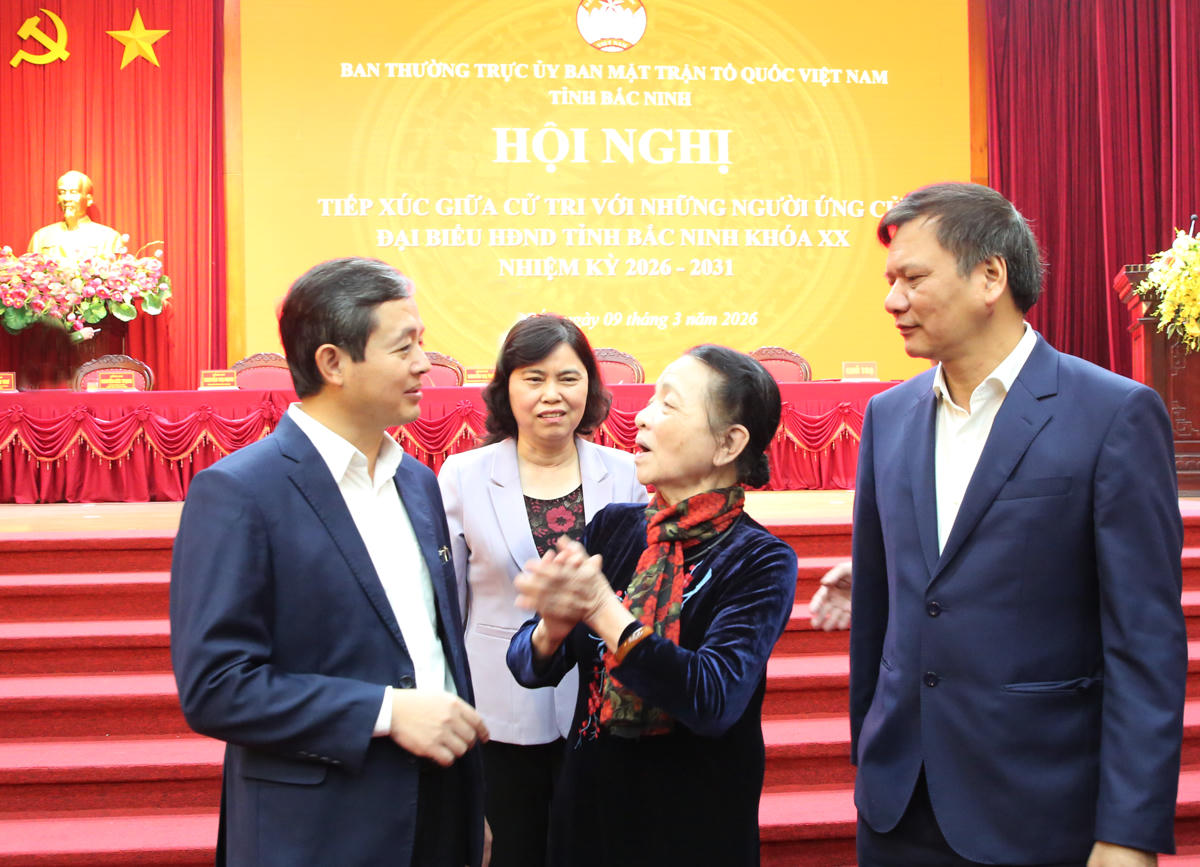 Ông Phạm Hoàng Sơn - Chủ tịch UBND tỉnh Bắc Ninh trao đổi với cử tri phường Kinh Bắc.