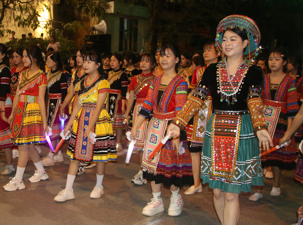 Rực rỡ đêm Carnaval đường phố và bắn pháo hoa tầm cao tại Điện Biên
