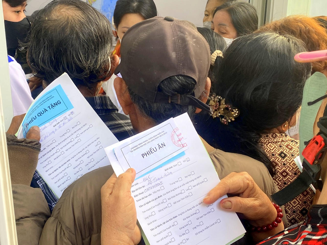 Ngoài được khám chữa bệnh, cấp thuốc người dân còn được hỗ trợ ăn uống và tặng quà.