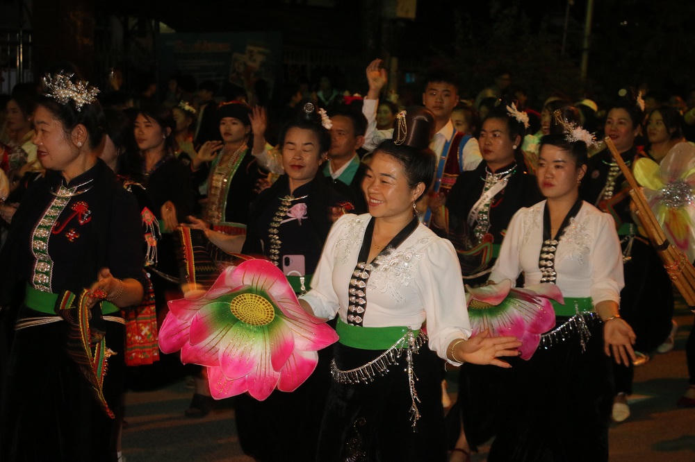 Những màn biểu diễn nghệ thuật đặc sắc mang đậm văn hóa truyền thống của đồng bào vùng cao.