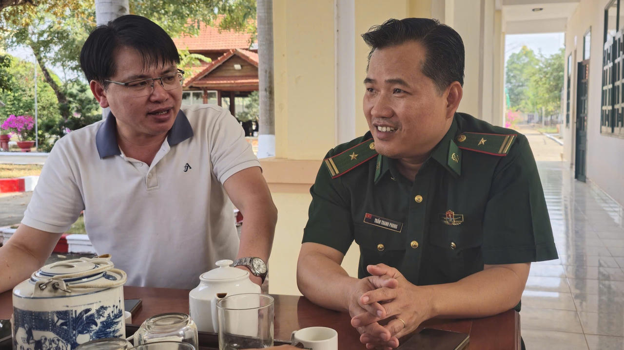 Thiếu tá Trần Thanh Phong, Chính trị viên phó Đồn Biên phòng Cửa khẩu quốc tế Hoa Lư cho biết về việc ứng dụng công nghệ số, đưa pháp luật đến gần người dân thông qua mã QR.