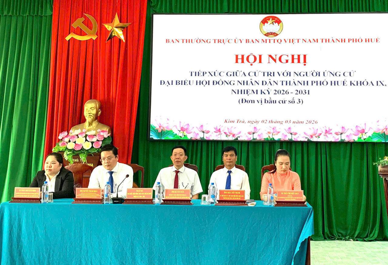 Ông Châu Viết Thành cùng các ứng viên tiếp xúc cử tri tại phường Kim Trà