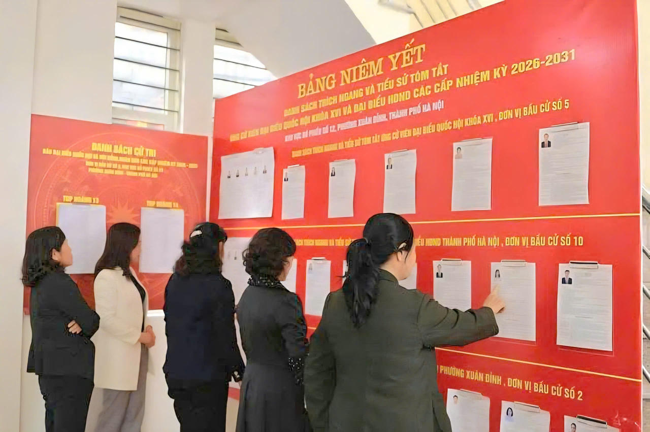 Danh sách cử tri và tiểu sử tóm tắt các ứng cử viên được niêm yết công khai tại các điểm bầu cử trên địa bàn phường.