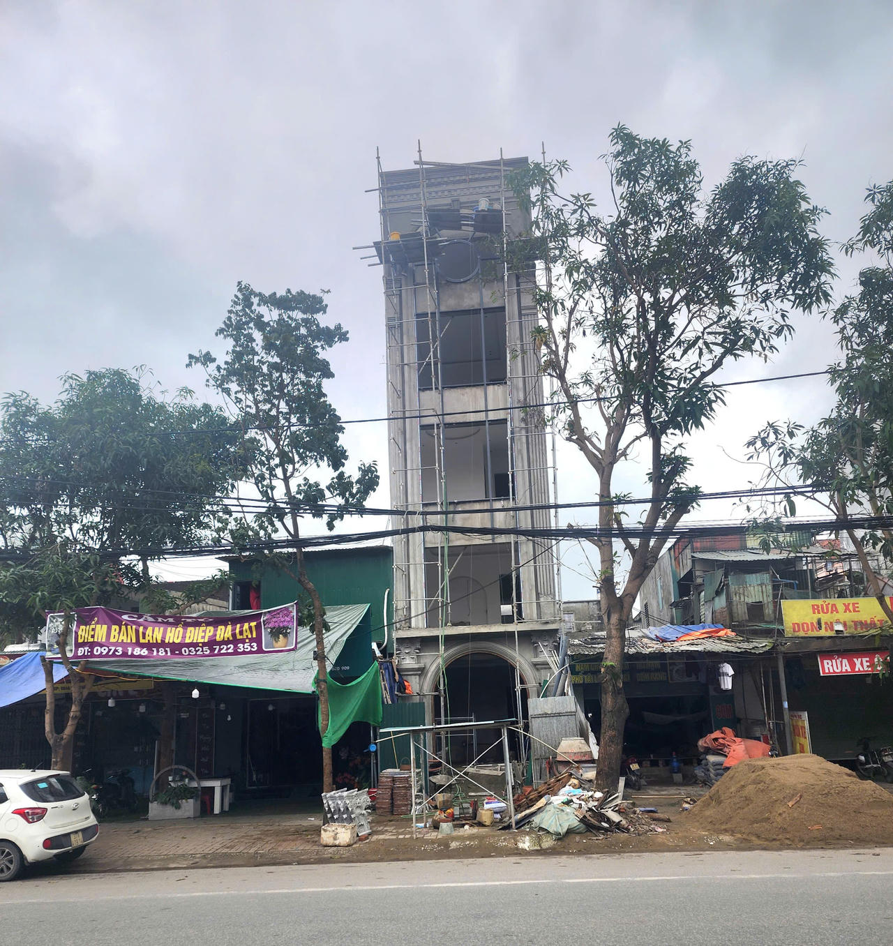 Một công trình nhà ở tại phường Thành Vinh đã vào giai đoạn hoàn thiện nhưng thiếu thợ xây.&nbsp;