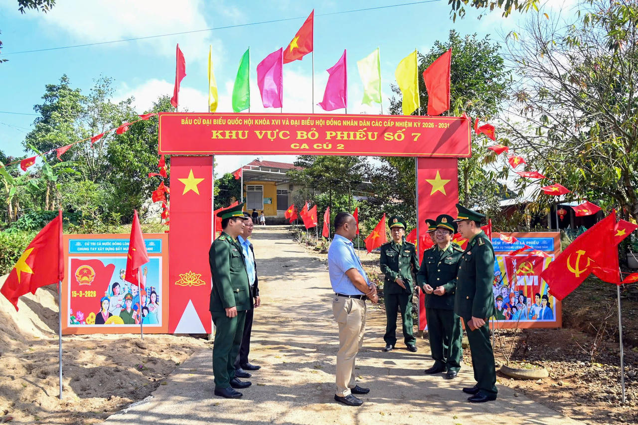 Đoàn công tác trực tiếp kiểm tra công tác chuẩn bị tại một số khu vực bỏ phiếu tại xã A Lưới 1 và A Lưới 4&nbsp;