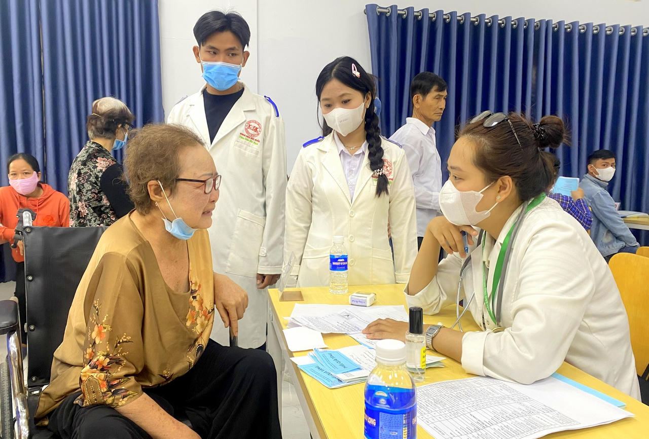 Các bác sĩ tận tình khám bệnh và tư vấn sức khỏe cho người dân có hoàn cảnh khó khăn