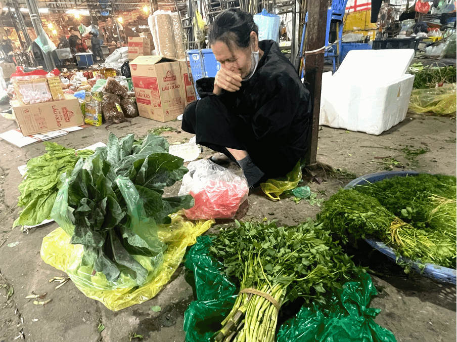 Tiểu thương bán rau tại chợ Phùng Khoang. (Ảnh: Phương Anh)