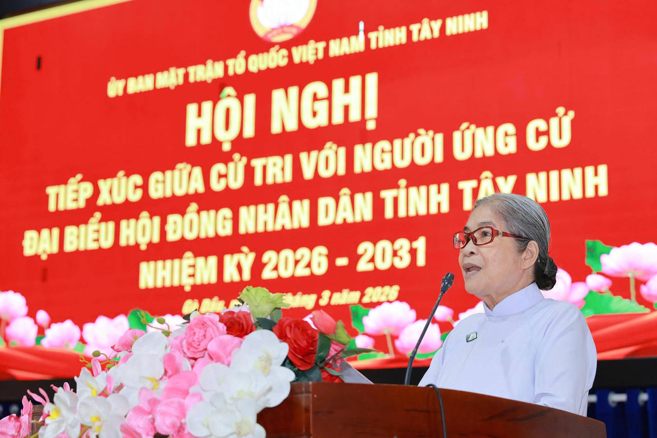 Bà Lê Thị Nga (Giáo hữu Hương Nga)- Phó Trưởng Ban Đại diện Hội thánh Cao Đài Tòa thánh Tây Ninh, tỉnh Tây Ninh trình bày chương trình hành động.