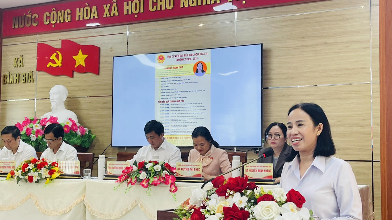 Bà&nbsp;Võ Ngọc Thanh Trúc trình bày chương trình hành động của mình trước các cử tri.