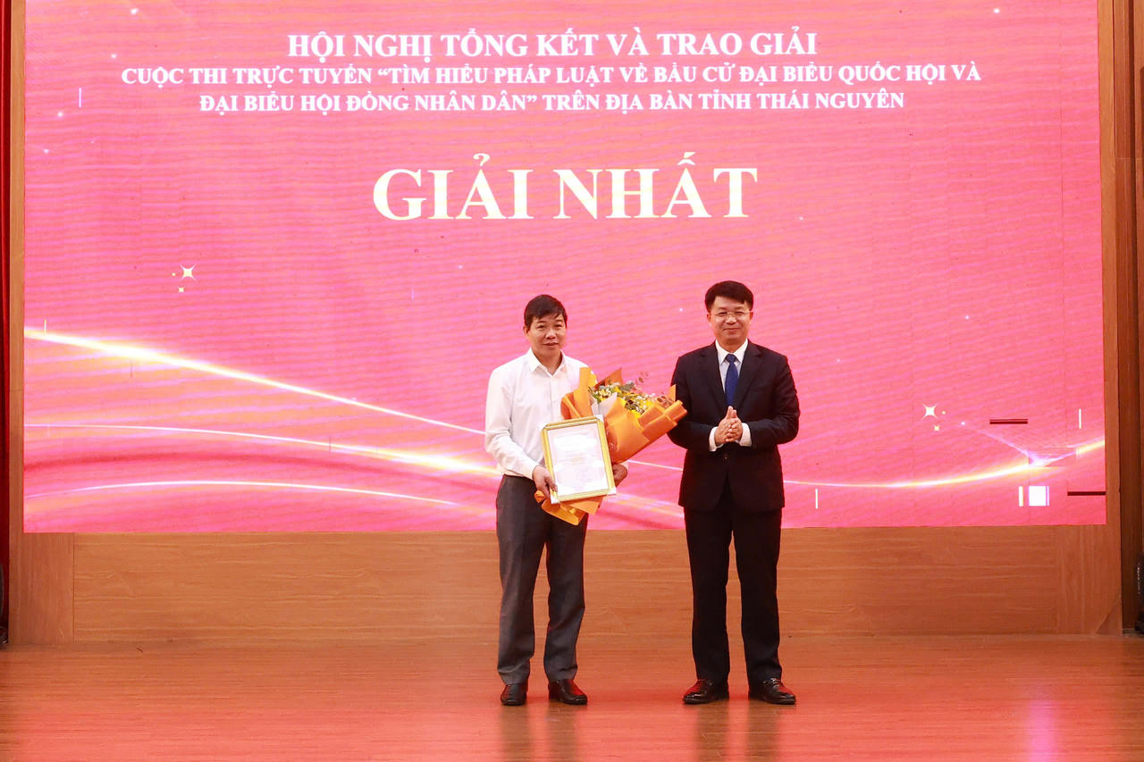 Phó Chủ tịch UBND tỉnh Thái Nguyên trao khen thưởng cho đại diện tập thể đoạt giải Nhất Cuộc thi.