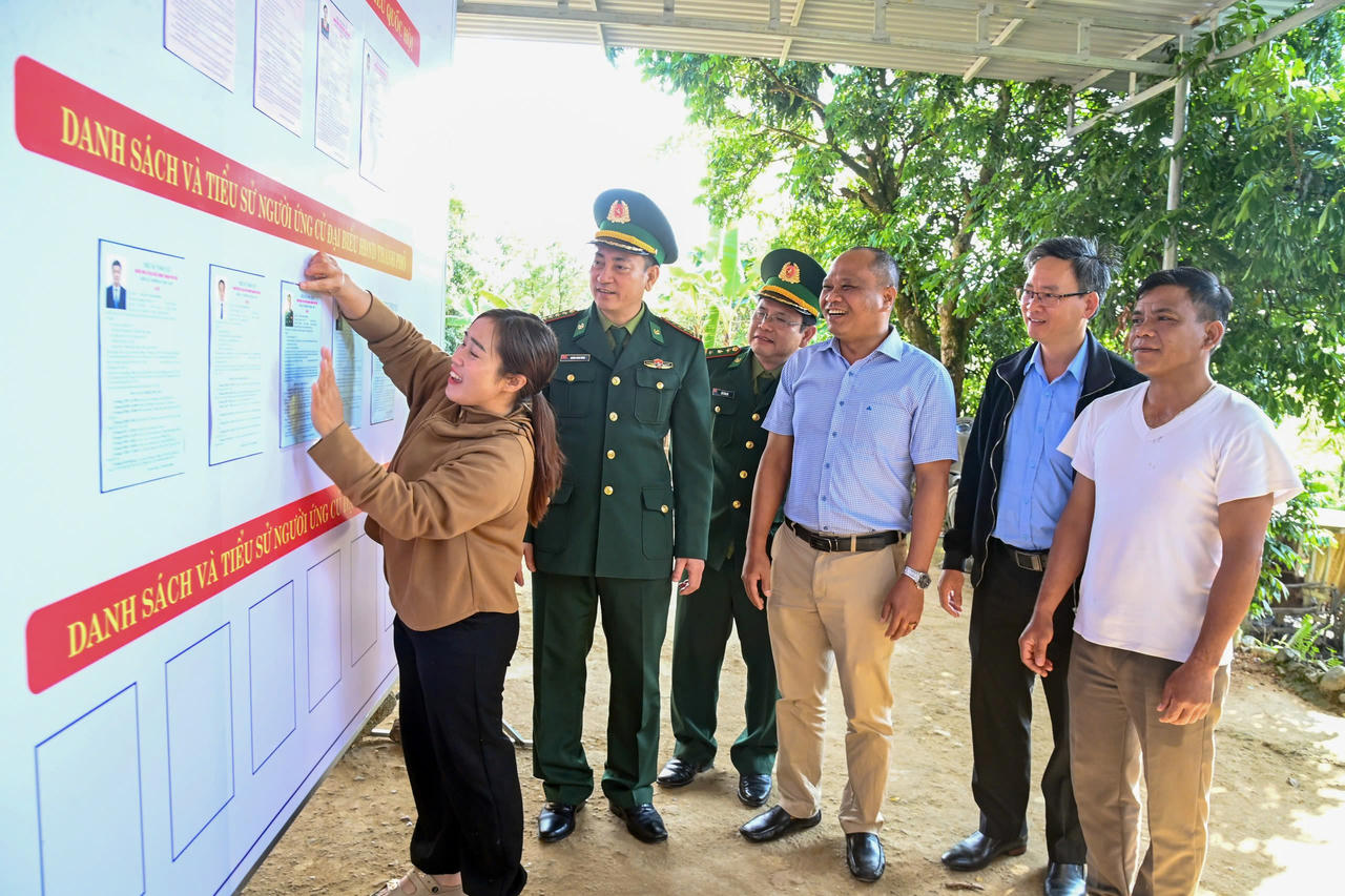 Rộn ràng “hội non sông” chào mừng ngày bầu cử trên biên giới A Lưới (Huế)