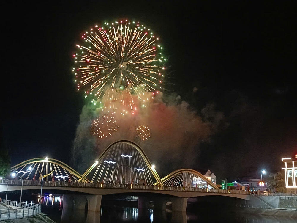 Âm thanh rộn ràng cùng những chùm pháo hoa bung tỏa rực rỡ mang đến niềm vui, sự hân hoan và cảm giác tự hào cho người xem.