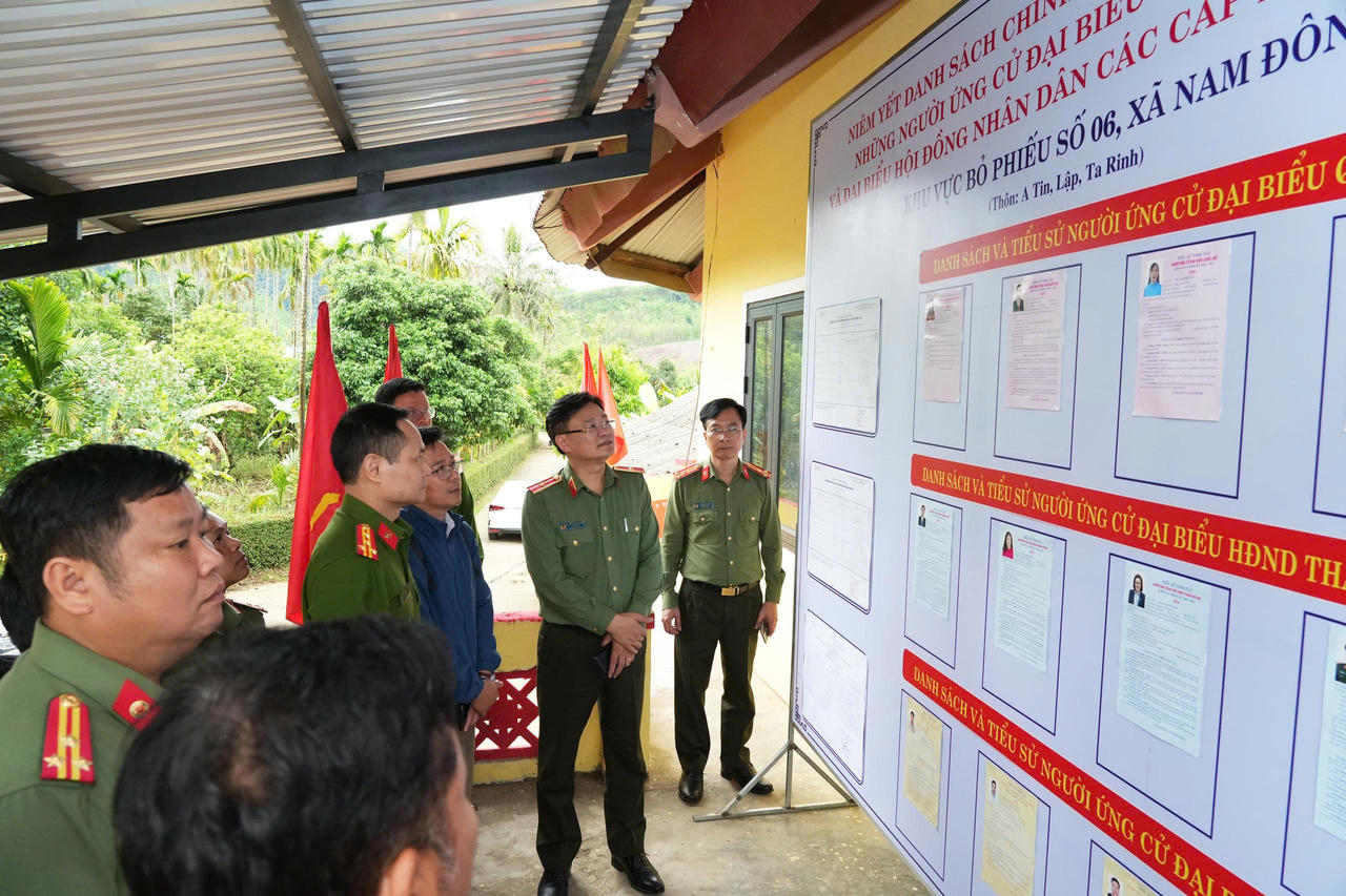 Thiếu tướng Nguyễn Thanh Tuấn, Giám đốc Công an TP Huế (thứ hai từ phải sang) cùng các đại biểu xem danh sách, tiểu sử người ứng cử đại biểu HĐND TP Huế nhiệm kỳ 2026 – 2031 tại khu vực bỏ phiếu số 6, xã Nam Đông.