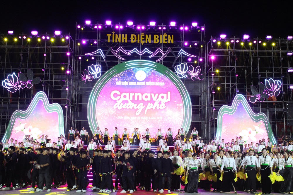 Carnaval đường phố là điểm nhấn trong khuôn khổ Lễ hội Hoa Ban Điện Biên năm 2026, thu hút sự góp mặt của gần 3.000 công chức, viên chức, nghệ nhân, diễn viên, sinh viên, học sinh đến từ các sở, ngành, UBND xã, phường, các trường học… trên địa bàn tỉnh Điện Biên.