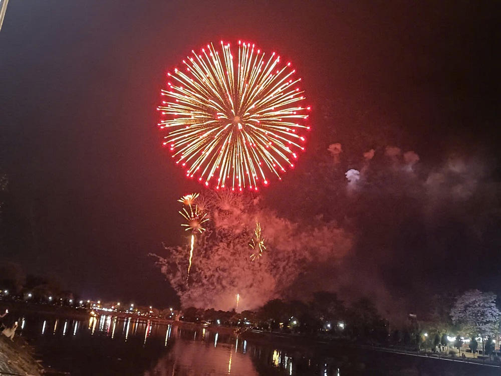 Tiếp nối Chương trình Carnaval đường phố là màn bắn pháo hoa tầm cao rực rỡ, tạo khoảnh khắc bùng nổ, mang lại cảm xúc choáng ngợp và tự hào cho đông đảo nhân dân và du khách đến dự. Ánh sáng pháo hoa lung linh trên nền trời hòa quyện với không gian văn hóa đặc sắc, tạo nên một đêm hội đáng nhớ, tôn vinh vẻ đẹp đất và người Điện Biên.