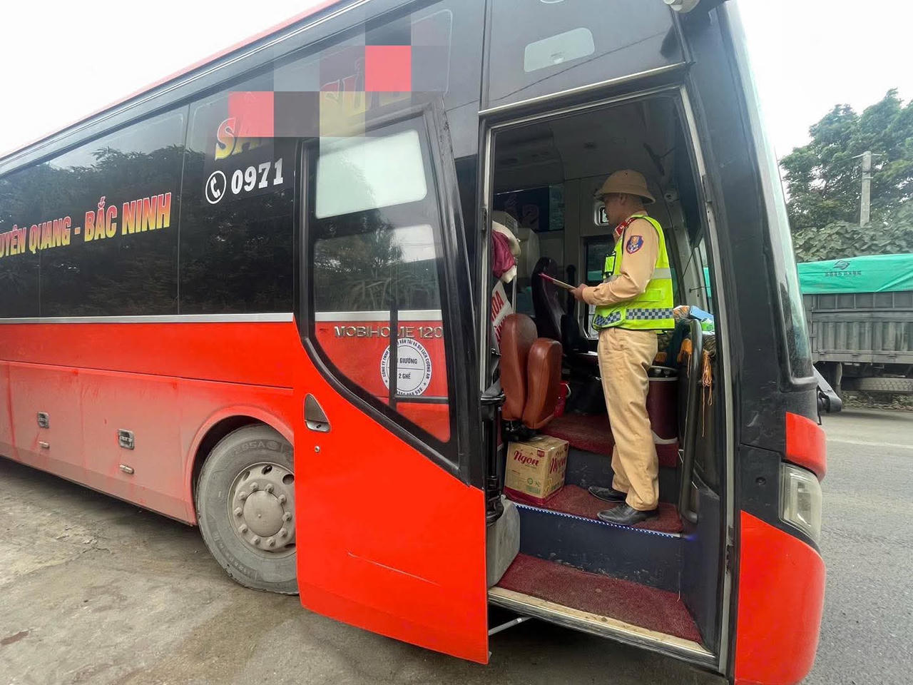 Chở quá người, chạy sai tuyến, xe khách ở Tuyên Quang bị phạt 223 triệu đồng
