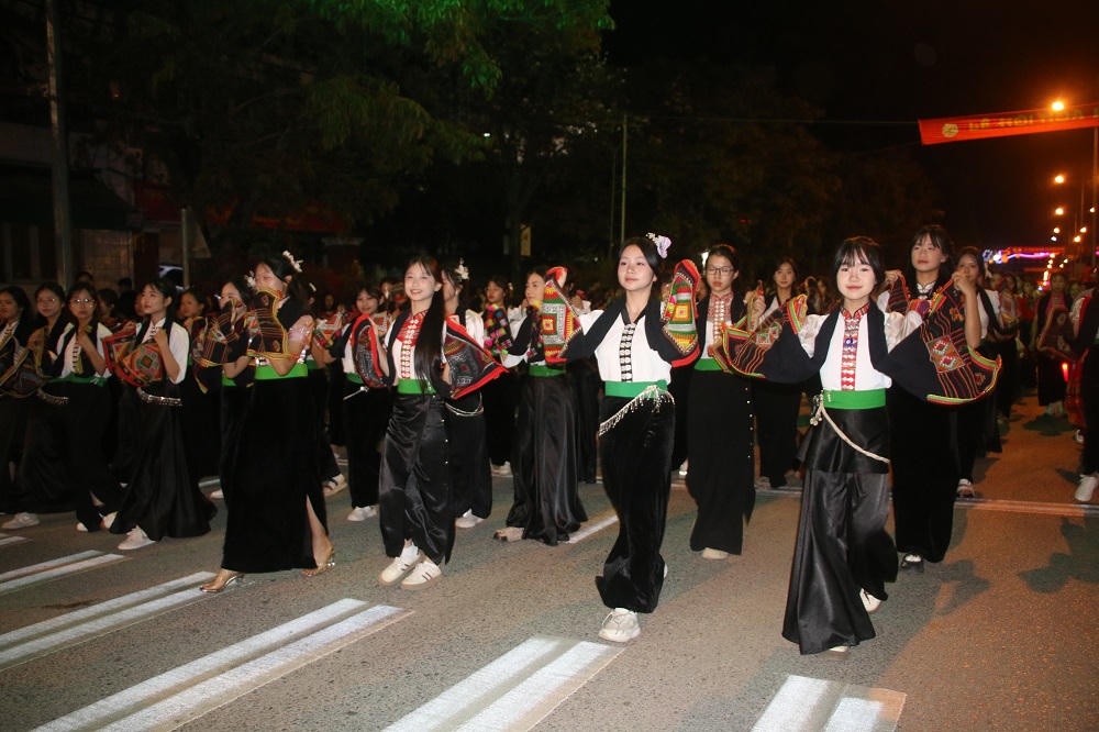 Carnaval đường phố tạo nên điểm nhấn mới mẻ, sôi động và hấp dẫn, góp phần quảng bá tiềm năng, thế mạnh du lịch của tỉnh Điện Biên, đồng thời tôn vinh và lan tỏa bản sắc văn hóa truyền thống các dân tộc, đặc biệt là những giá trị gắn với hình ảnh Hoa Ban, biểu tượng văn hóa đặc trưng của vùng Tây Bắc. 