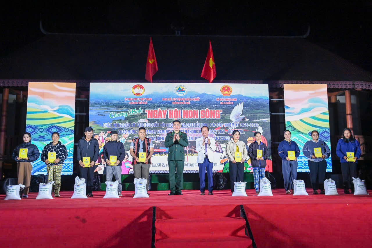 Ban Chỉ huy Bộ đội Biên phòng thành phố và Ban Tuyên giáo và Dân vận Thành uỷ Huế tặng quà cho các gia đình.