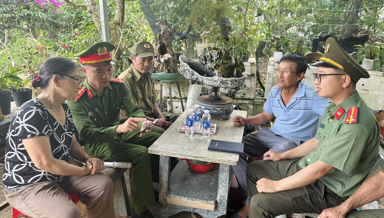 Lực lượng Công an tuyên truyền hướng dẫn người dân thực hiện quyền bầu cử.