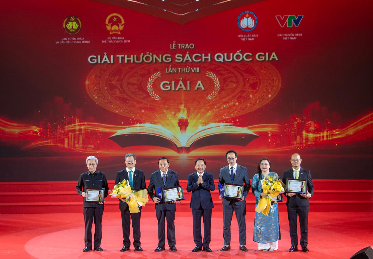 Ông Trịnh Văn Quyết, Ủy viên Bộ Chính trị, Bí thư Trung ương Đảng, Trưởng Ban Tuyên giáo và Dân vận Trung ương, trao 2 giải A cho các tác giả, dịch giả, đại diện nhà xuất bản, đơn vị liên kết có sách đạt giải. (Ảnh: Việt Linh).