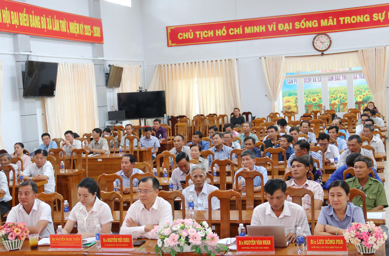 Đại diện Ủy ban MTTQ Việt Nam tỉnh; lãnh đạo địa phương và cử tri tham dự Hội nghị.