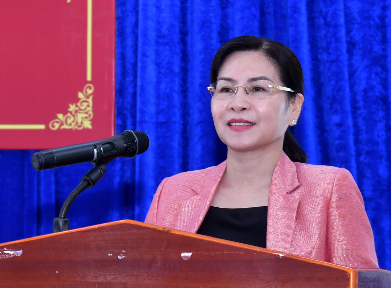 Bà Lê Thị Nhung - Ủy viên BTV Tỉnh ủy, Phó Chủ tịch Thường trực HĐND tỉnh Cà Mau (ứng cử viên HĐND tỉnh), phát biểu chương trình hành động.