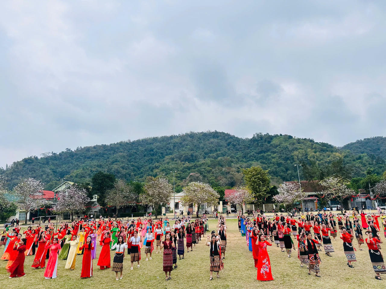 Niềm vui đầu xuân của những em nhỏ mồ côi nơi rẻo cao Tương Dương (Nghệ An)